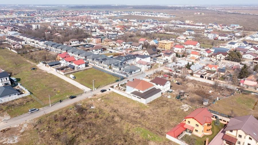 Teren Construcții intravilan de 1833 mp, în Est