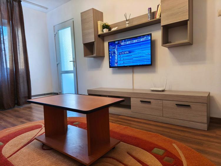 Inchiriez apartament 2 camere decomandat, etaj 2/4, 1 MAI, zona Pelendava - 6