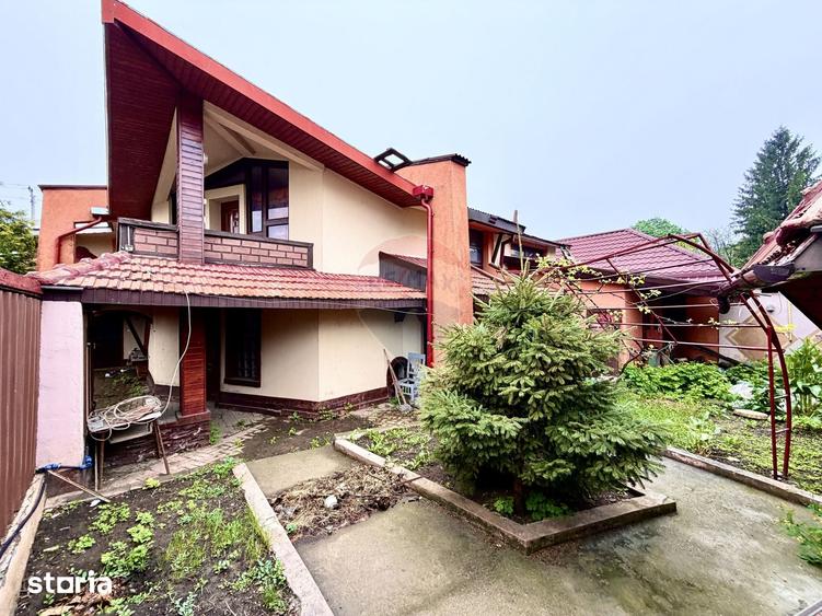 Casă cu 9 camere cu Teren 500 Mp în Central