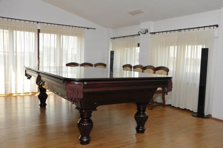 Casă cu 9 camere cu Teren 900 Mp în Central