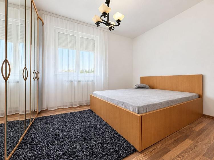 Apartament cu 3 camere decomandat, mobilat în Lipovei
