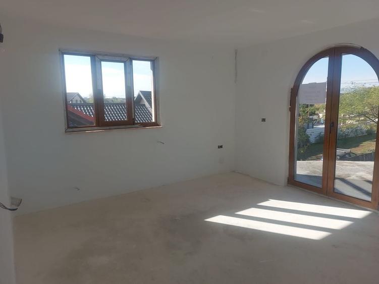 Casă cu 4 camere în Petrești