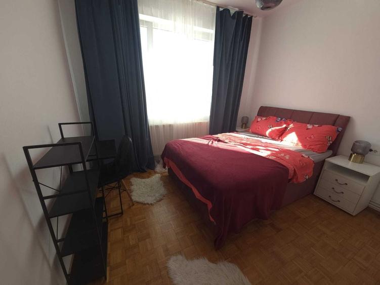 Apartament cu 3 camere semidecomandat, mobilat în Central