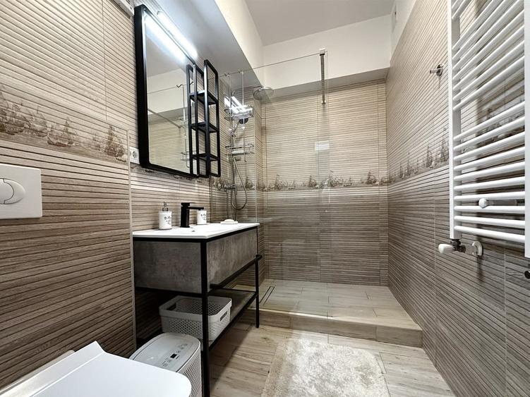 Apartament cu 4 camere decomandat, mobilat în P-ța Unirii
