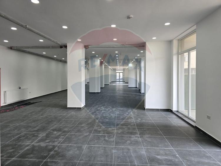 Spațiu comercial, de 400 mp, în Vitan