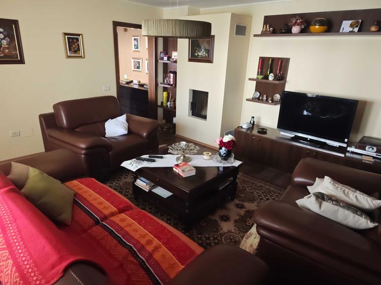 Apartament cu 3 camere decomandat în Exterior Vest