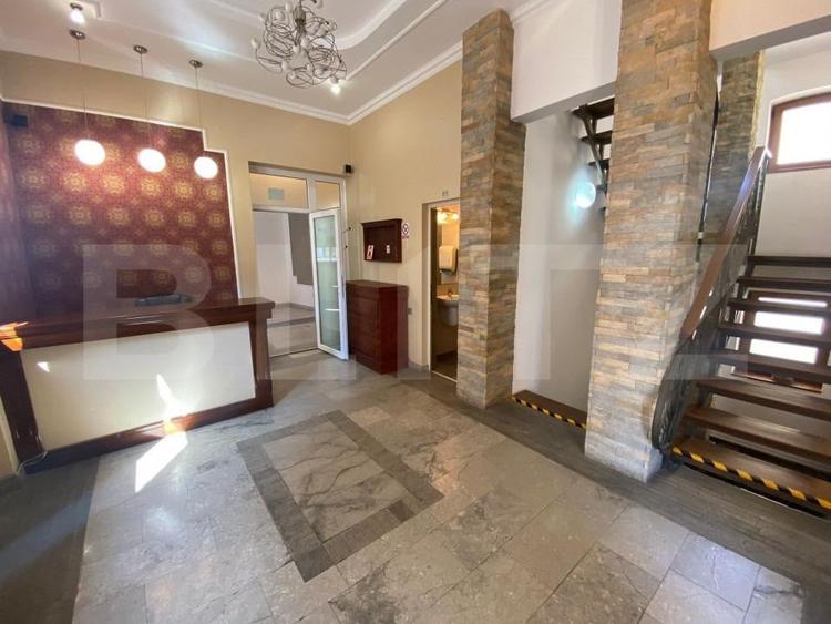 Casă individuală cu 8 camere cu Teren 50 Mp în Central