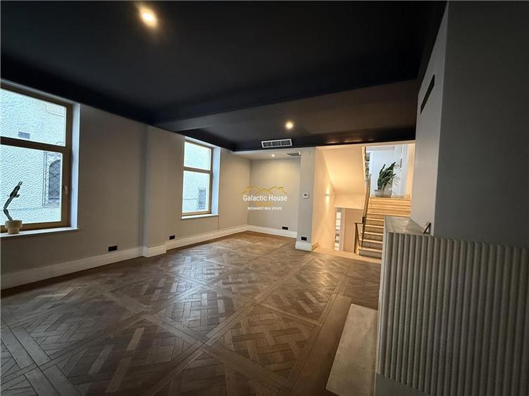 Casă cu 9 camere cu Teren 200 Mp în Central