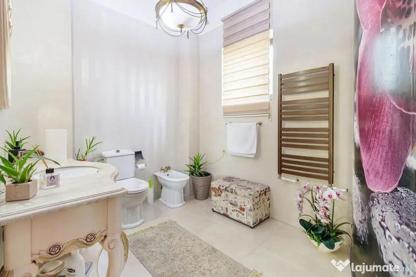 Casă cu 7 camere cu Teren 300 Mp în Central
