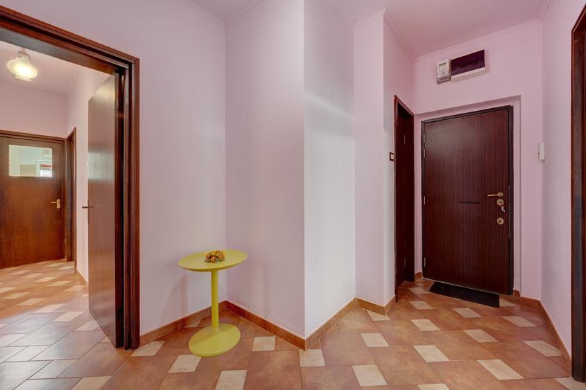 Apartament cu 4 camere decomandat, mobilat în Cotroceni