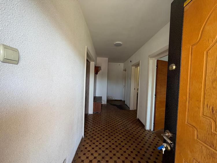 Casă individuală cu 9 camere cu Teren 1500 Mp în Odăi