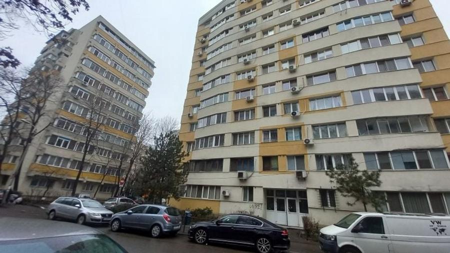 Apartament cu 3 camere semidecomandat în Obor