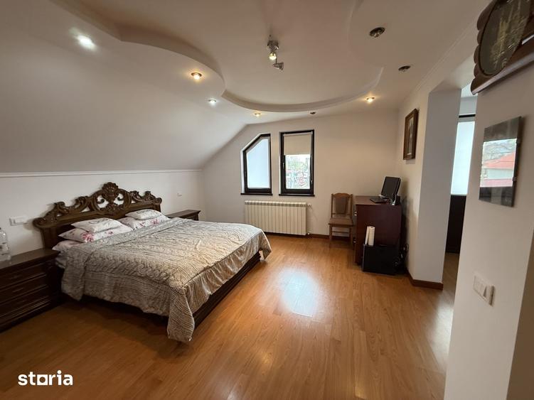 Casă cu 9 camere cu Teren 1200 Mp în Curtești