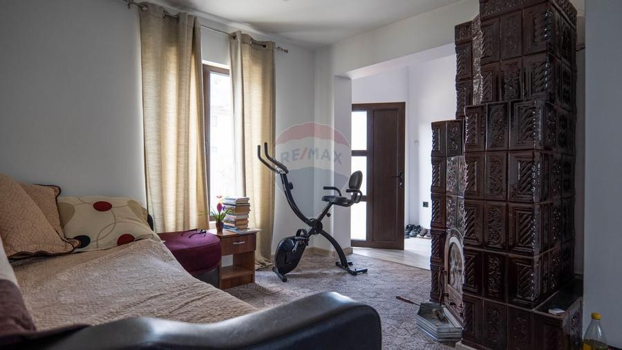 Vanzare vila si spațiu comercial, gradina si garaj-zona Corbii Mari - 5