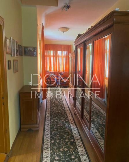 Casa tradi?ionala, in centrul satului Polovragi - 2