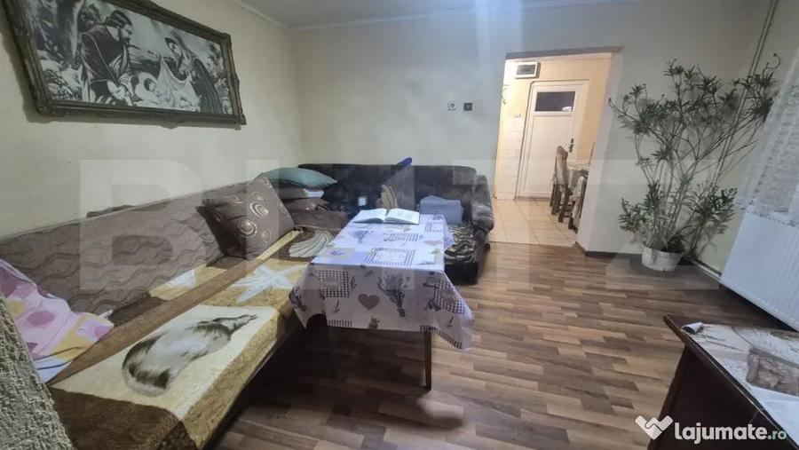 Casa cu 4 dormitoare de vanzare, 190 mp, 1306 mp teren, pe s - 12