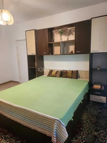 Apartament cu 2 camere, decomandat, zona Podu de Piatra