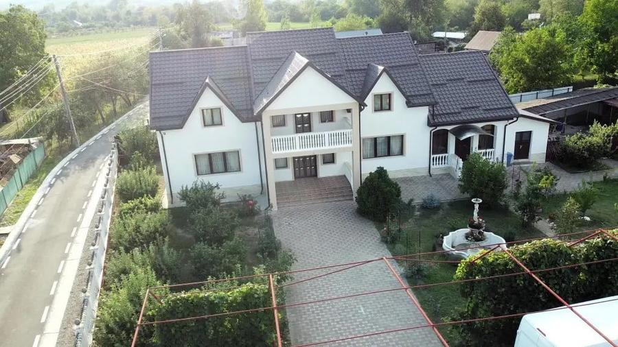 Vila superba 400 m2 cu 5000m2 teren Roznov - 1