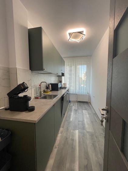 Piata Romana, Coloane, Metrou - 8