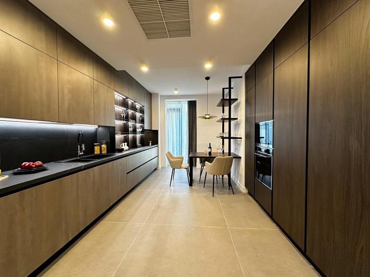 Apartament cu 4 camere semidecomandat în Arcul de Triumf