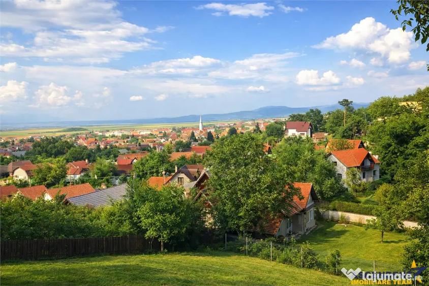 Casă cu 3 camere cu Teren 1741 Mp în Central