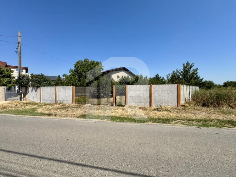 DOMNESTI , TEREN 698 MP, DESCHIDERE 17,19 MP, IMPREJMUIT CU GARD - 2