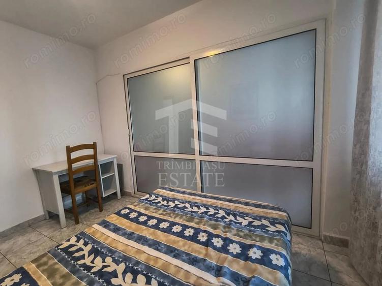 Apartament cu 3 camere semidecomandat în Panduri