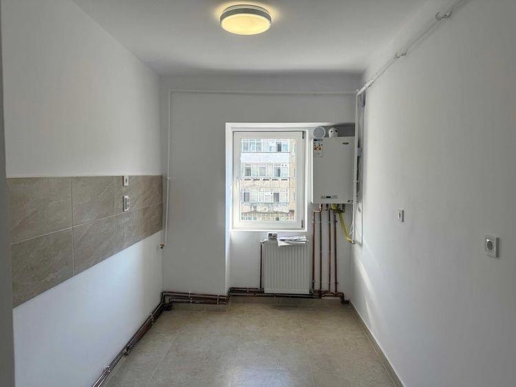 Dacia - la bulevard 2 camere decomandat, etaj intermediar, liber - 4