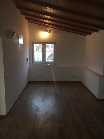 Duplex cu 8 camere cu Canalizare în Prelungirea Ghencea