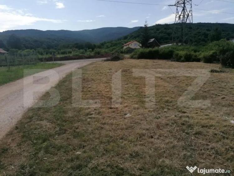 Teren intravilan 939 mp apa, gaz, curent pe partea stanga Mi - 1