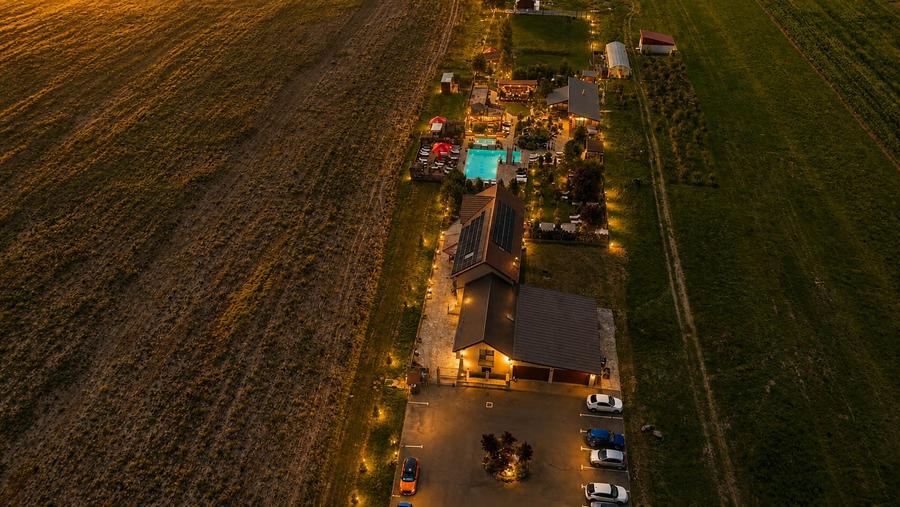Casă individuală cu 7 camere cu Piscina în Podu Oltului