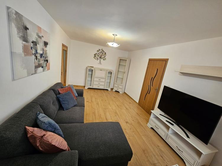 Apartament cu 4 camere semidecomandat, mobilat în Lizeanu