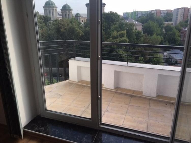 Apartament cu 2 camere decomandat în Splaiul Unirii