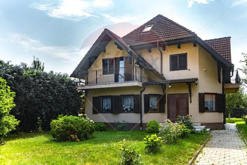 Casă cu Teren 1332 Mp în Cristian