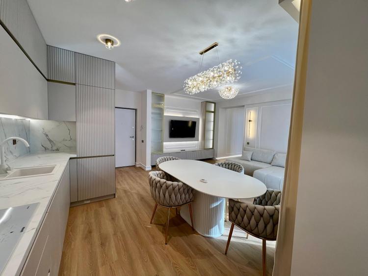 Apartament cu 3 camere decomandat, mobilat în Între Lacuri