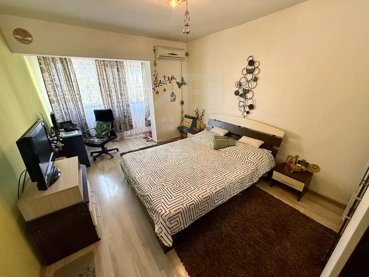 Apartament cu 3 camere semidecomandat în Craiovița Nouă
