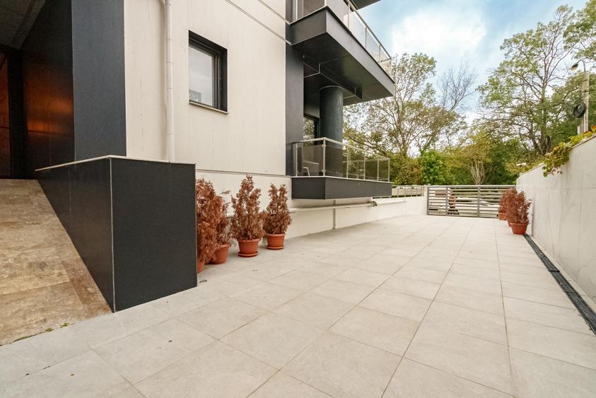 Apartament cu 4 camere decomandat în Herăstrău