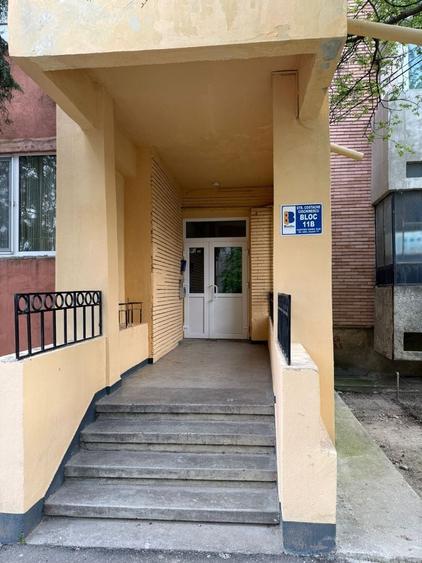 Apartament cu 4 camere decomandat în Exterior Vest