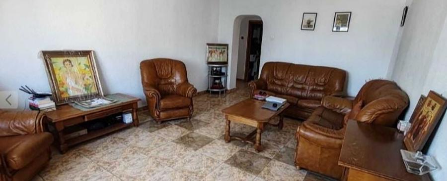 Apartament cu 4 camere decomandat în Calea Călărașilor