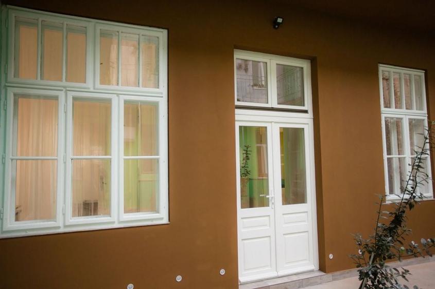 Chirie, apartament 2 dormitoare, central 550 E/lună (neg). Comision 0. - 2