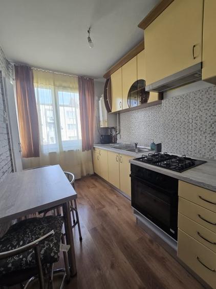 Apartament cu 3 camere semidecomandat, mobilat în Central
