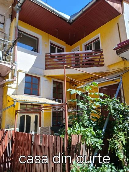 Casã compusã din 2 apartamente, 2 spații comerciale, garaj dublu - 1