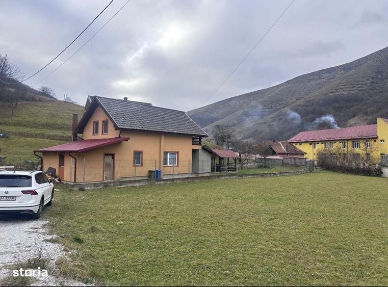 Casă cu 4 camere în Sântandrei