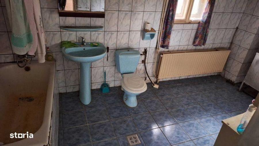 Casa de vanzare cu gradina si curte - 6
