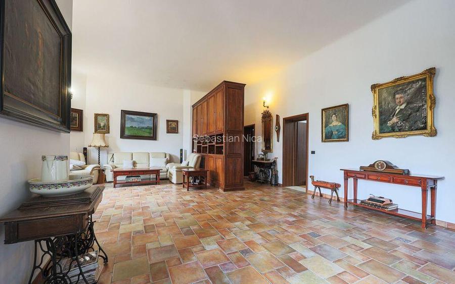 Apartament ultracentral cu 3 camere, 2 bai ?i curte pri... Apartament ultracentral cu 3 camere, 2 bai ?i curte pri...