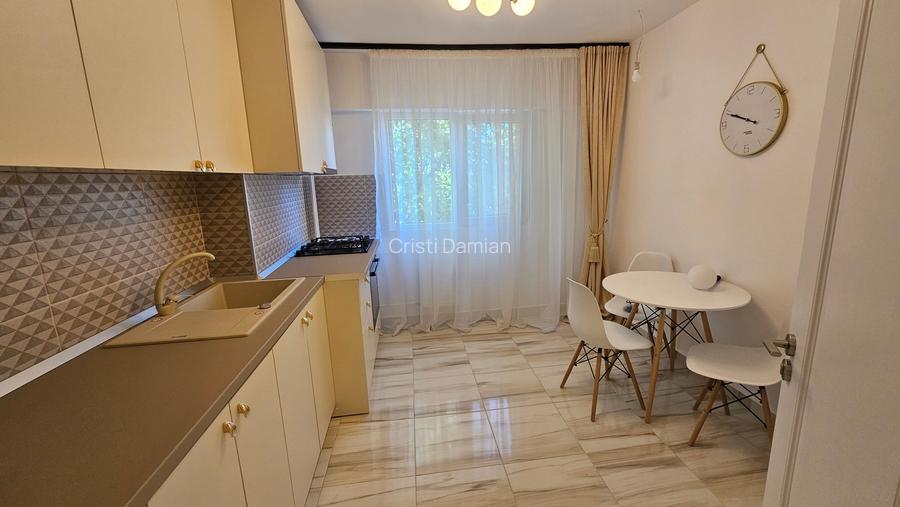 Apartament renovat total, mobilat nou, prima inchiriere, langa metrou, la cheie.