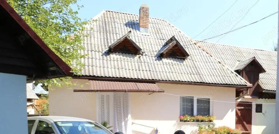 Casa cu etaj si anexe de vanzare - 2