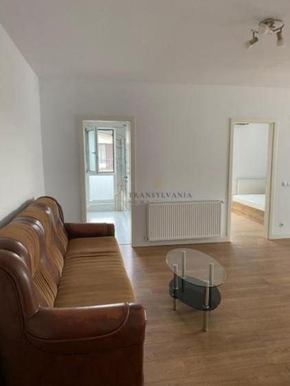 Apartament cu 3 camere semidecomandat, mobilat în Central