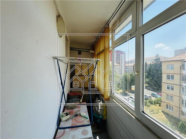 Apartament cu 3 camere semidecomandat în Cedonia