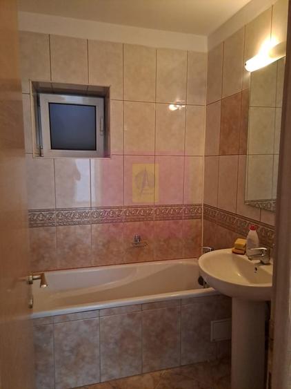 Apartament cu 4 camere semidecomandat în Splaiul Unirii